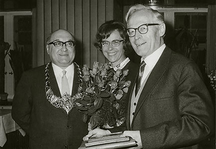 Verleihung der Verdienstplakette der Stadt Darmstadt durch Oberbürgermeister Dr. Ludwig Engel